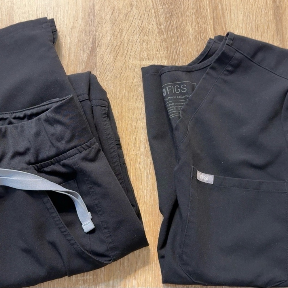 FIGS Black Scrub Set